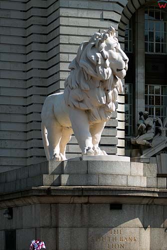 Londyn. Rzeźba lwa przy wjeździe na most Westminister Bridge.